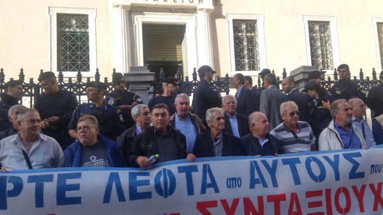 Σήμερα η δίκη για τα αναδρομικά - Συγκέντρωση συνταξιούχων έξω από το ΣτΕ