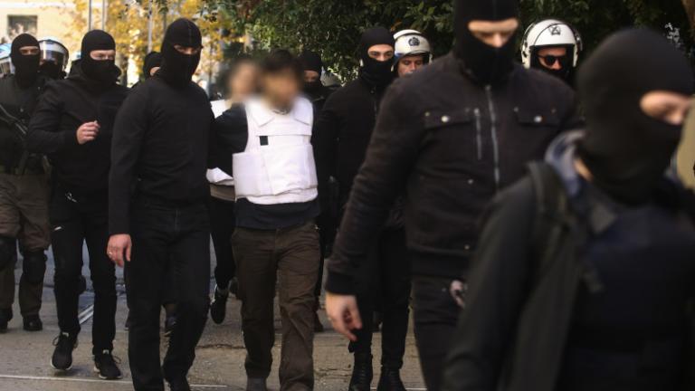 Στην Ευελπίδων ο «τοξοβόλος» με τις δύο συνεργάτιδές του υπό ισχυρή αστυνομική συνοδεία (ΦΩΤΟ)