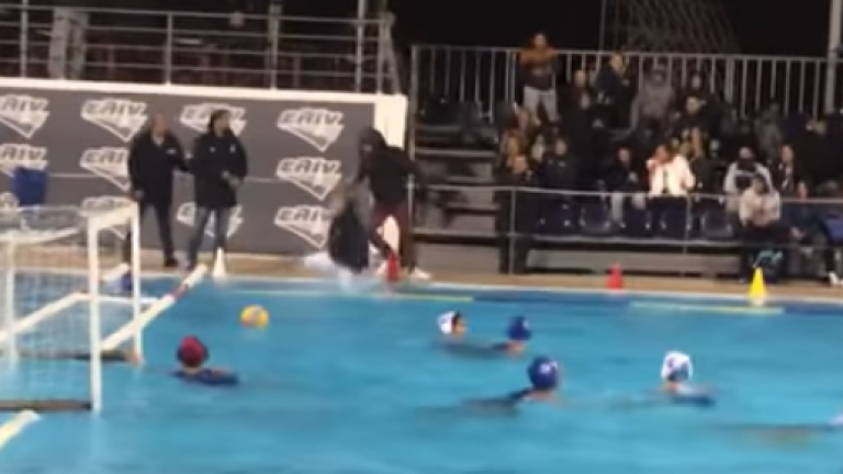 Κάφρος οπαδός πέταξε τον διαιτητή στην πισίνα σε αγώνα πόλο γυναικών (ΒΙΝΤΕΟ)
