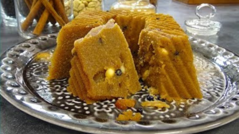 Σιμιγδαλένιος χαλβάς της Αργυρώς Μπαρμπαρίγου - Μια εύκολη συνταγή για το αγαπημένο νηστίσιμο γλυκό