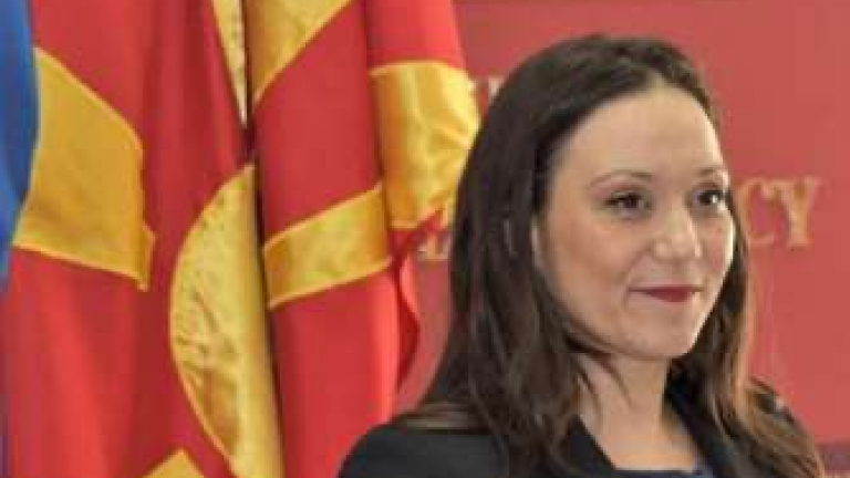 Η Βουλή των Σκοπίων απέπεμψε την υπουργό που που έβαλε ξανά την ταμπέλα με το «Δημοκρατία της Μακεδονίας»