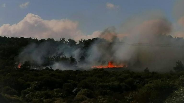 Φωτιά στην Καράβα Μυτιλήνης από τη ρίψη δακρυγόνων