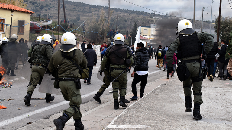  Έκρυθμη η κατάσταση στη Λέσβο - Ενισχύθηκαν οι δυνάμεις των ΜΑΤ