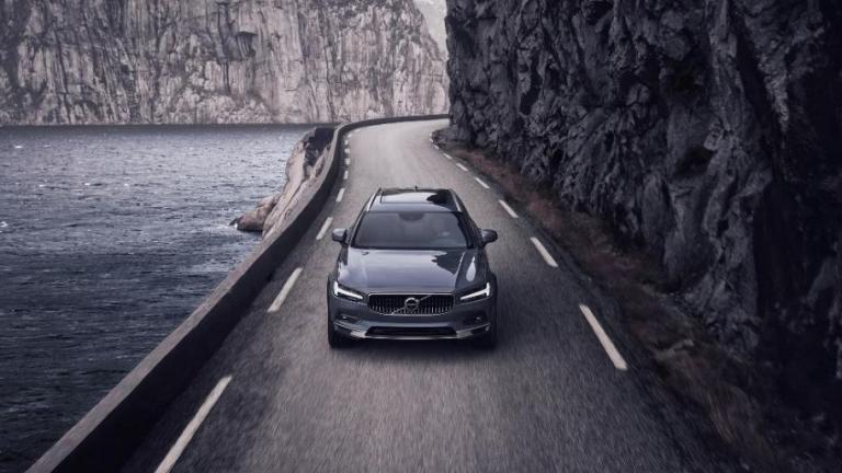 Τα ανανεωμένα Volvo S90 και V90 με ήπιους υβριδικούς κινητήρες σε όλη την γκάμα τους
