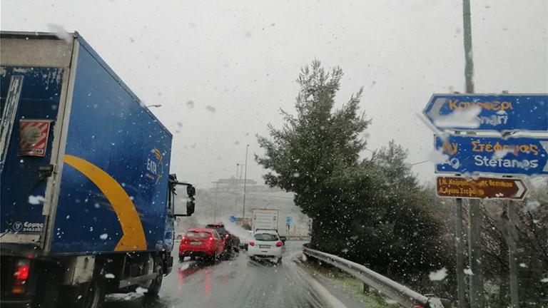 Σε εξέλιξη η κακοκαιρία - Χιονοπτώσεις και στην Αττική - Πού υπάρχουν προβλήματα