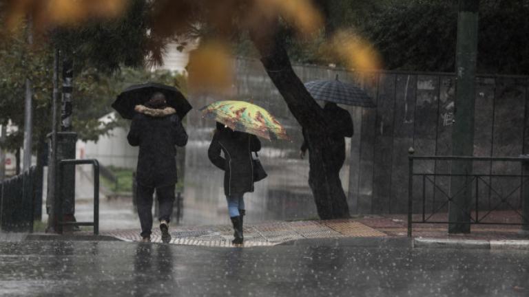 Ισχυρές βροχές και καταιγίδες σάρωσαν τη νύχτα το Αιγαίο