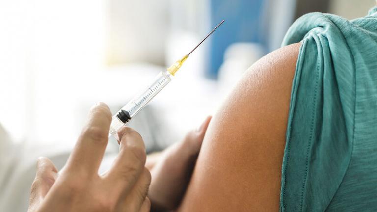 ΕΟΔΥ: Το αντιγριπικό εμβόλιο μειώνει σημαντικά τον κίνδυνο νόσησης και θανάτου από τη γρίπη