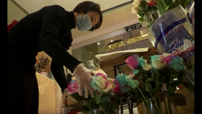 Ανθοπώλισσα στην Κίνα δίνει δώρο στους πελάτες και ένα... απολυμαντικό χεριών!
