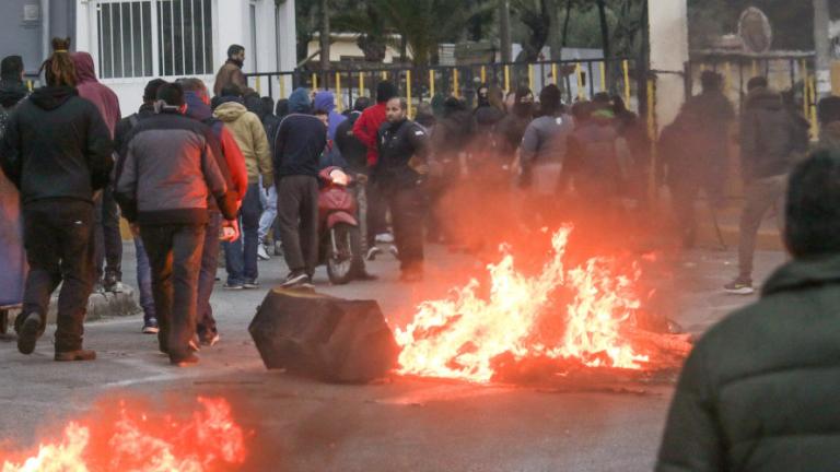 Σε κατάσταση πολιορκίας οι αστυνομικοί σε Λέσβο -Χίο: 1.500 πολίτες με όπλα απέναντι σε δυνάμεις των ΜΑΤ