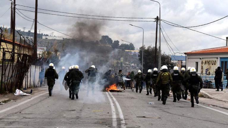 Λέσβος: Άγρια επεισόδια και οργή κατοίκων αναγκάζουν τις αρχές να στείλουν ενισχύσεις με ΜΑΤ