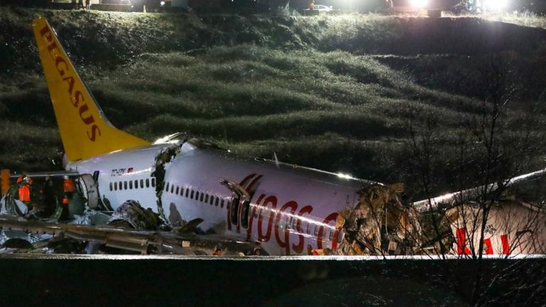 Συγκλονιστικές εικόνες! Αεροπλάνο κόπηκε στα τρία στην Τουρκία (ΒΙΝΤΕΟ)