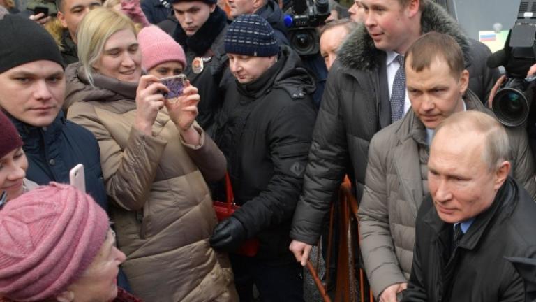 Γυναίκα έφερε σε αμηχανία τον Πούτιν: Πώς μπορείς να ζεις με 160 ευρώ τον μήνα;