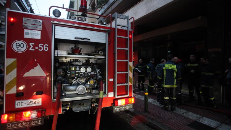 Στις φλόγες διαμέρισμα στο Περιστέρι - Ανέσυραν άτομο χωρίς τις αισθήσεις του