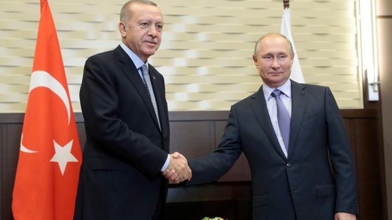 Στριμωγμένος ο Ερντογάν στη Συρία, ανεβάζει τους τόνους απέναντι στον Πούτιν