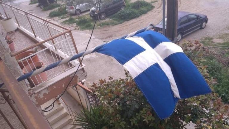 Σημαία άνω των 100 ετών κυματίζει σε μπαλκόνι της Θεσσαλονίκης