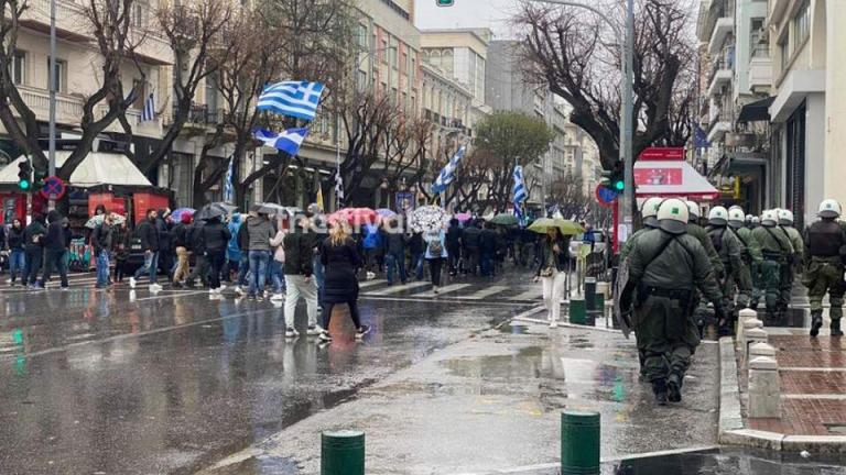 Θεσσαλονίκη: Ενταση και επεισόδια σε δύο πορείες, υπέρ και κατά των μεταναστών (ΒΙΝΤΕΟ-ΦΩΤΟ)