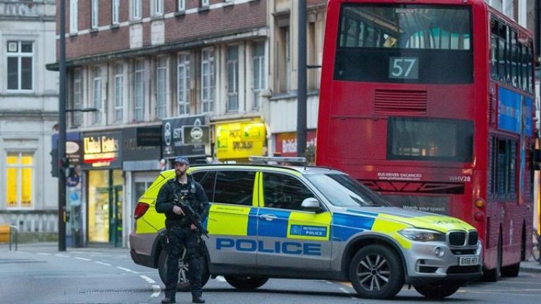Άνδρας οπλισμένος με δύο μαχαίρια σκοτώθηκε από την αστυνομία στο κέντρο του Λονδίνου