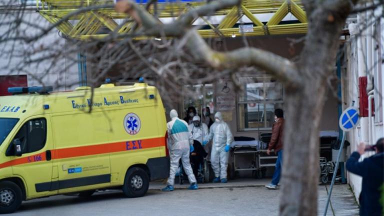 Τους 46 έφτασαν οι νεκροί από κορωνοϊό στην Ελλάδα καθώς όπως έγινε γνωστό το πρωί της Τρίτης άλλοι δυο άνθρωποι άφησαν την τελευταία τους πνοή χτυπημένοι από τον φονικό ιό.  Πρόκειται για έναν άνδρα 78 ετών που νοσηλευόταν στο νοσοκομείο «Σωτηρία», και μια 82χρονη γυναίκα που έχασε τη μάχη για τη ζωή στο νοσοκομείο «Ευαγγελισμός», οι οποίοι είχαν υποκείμενα νοσήματα.  Να σημειωθεί ότι νωρίτερα είχε γνωστός ο θάνατος ενός ακόμη άνδρα από κορωνοϊό, στην ευρύτερη περιοχή της Κοζάνης. Σύμφωνα με πληροφορίες, ο