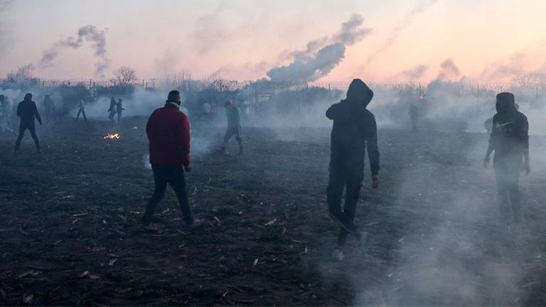Νέες «μάχες» στον Έβρο: Πετροπόλεμος και δακρυγόνα στα σύνορα