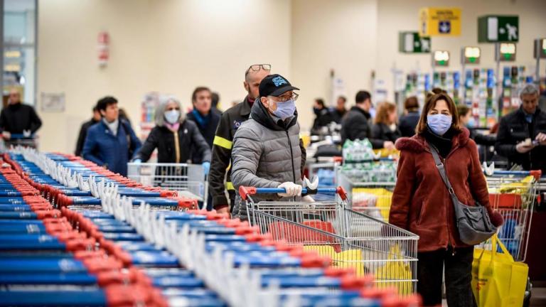 «Επιδρομή» στα σούπερ μάρκετ της Ρώμης και της Νάπολης έκαναν χθες βράδυ οι Ιταλοί