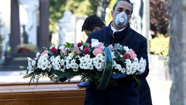 Εφιαλτικό ρεκόρ κρουσμάτων και θανάτων: Ξεπέρασαν τους 10.000 οι νεκροί