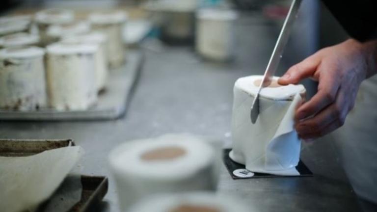 Αρτοποιός παρασκευάζει κέικ σε σχήμα ρολού χαρτιού τουαλέτας