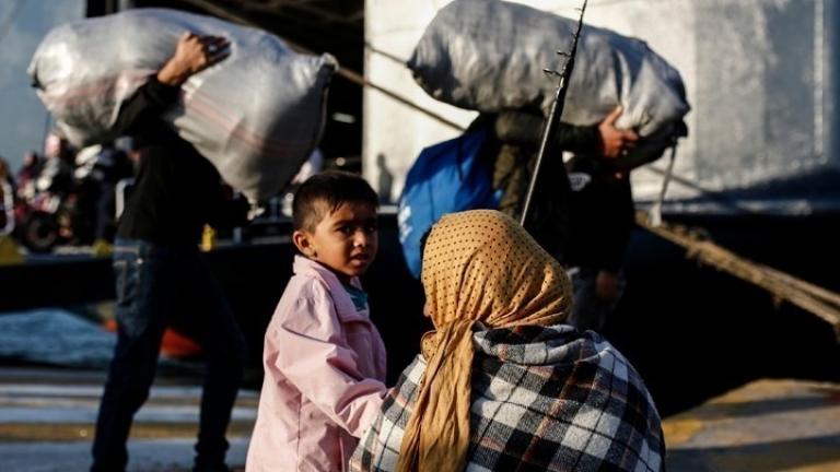 Δεκάδες πρόσφυγες-μετανάστες παραμένουν στο λιμάνι της Μυτιλήνης