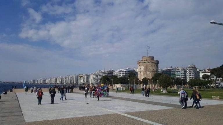 Γεμάτο κόσμο ήταν και σήμερα το παραλιακό μέτωπο της Θεσσαλονίκης, παρά τις συστάσεις των αρμόδιων φορέων προς τους πολίτες για μείωση των μετακινήσεων και αποφυγή συγχρωτισμού, στο πλαίσιο των μέτρων που έχουν ληφθεί από την Πολιτεία για τον περιορισμό της εξάπλωσης του κορονοϊού. Άνθρωποι όλων των ηλικιών βρέθηκαν να περπατούν, να τρέχουν ή να κάνουν ποδήλατο στο κομμάτι του παραλιακού μετώπου, από το λιμάνι έως το Μέγαρο Μουσικής, εκμεταλλευόμενοι τον καλό καιρό και την ηλιοφάνεια.  Ο πρόεδρος του δημοτι