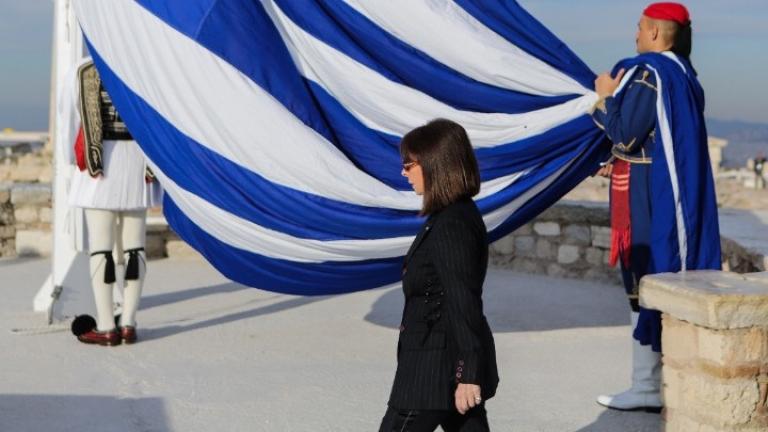 Στην τελετή έπαρσης της σημαίας στην Ακρόπολη η Κ. Σακελλαροπούλου