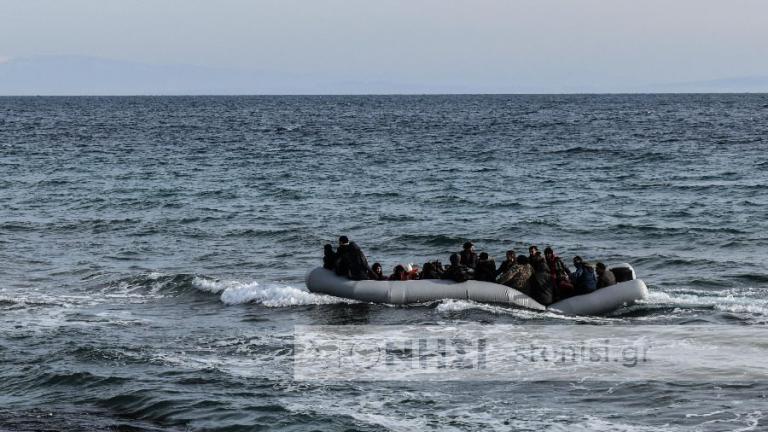Από τα χαράματα κατά εκατοντάδες φτάνουν στα νησιά πρόσφυγες και μετανάστες