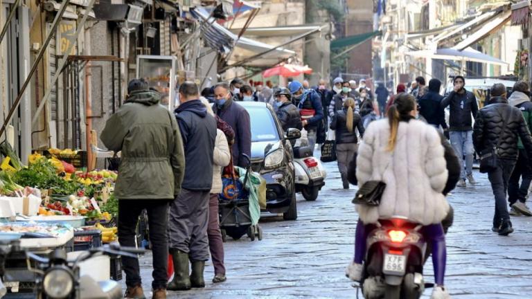 Άνοιξαν οι πρώτες βιομηχανίες στην Ιταλία