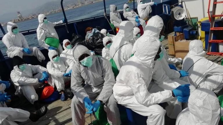 Mετανάστες βρίσκονται σε καραντίνα σε πλοίο απέναντι από το Παλέρμο