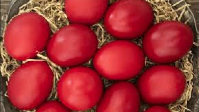 Πασχαλινά κόκκινα αβγά από τον Άκη Πετρετζίκη (ΒΙΝΤΕΟ)