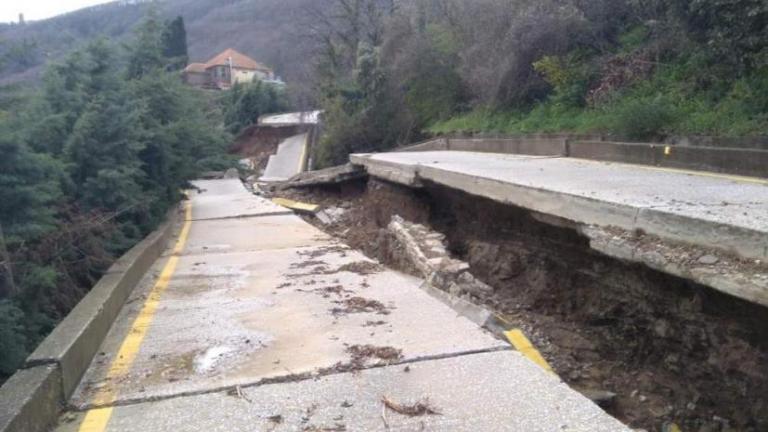 Σοβαρές καταστροφές στο οδικό δίκτυο στις Καρυές του Αγίου Όρους (ΒΙΝΤΕΟ)