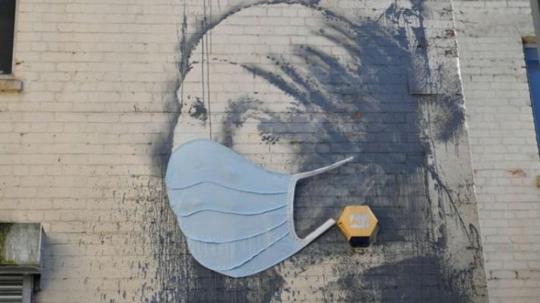 Το "Κορίτσι με το τρυπημένο τύμπανο", του Banksy, με μάσκα προστασίας από τον κορονοϊό