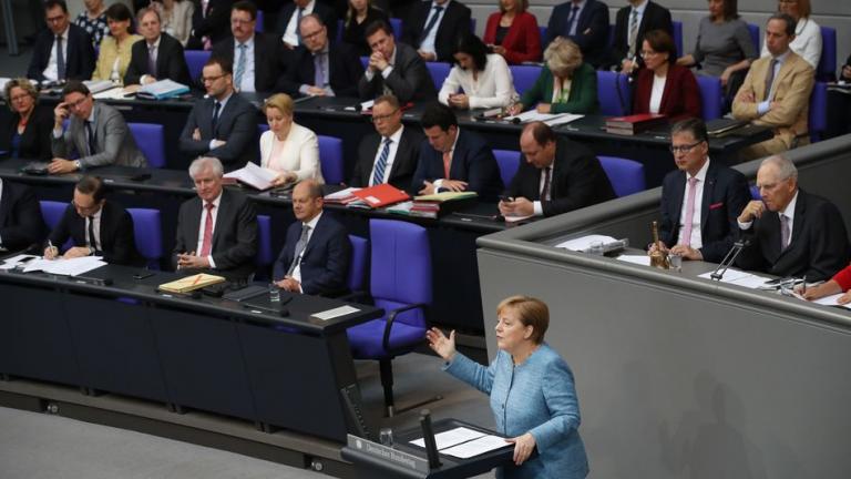 Spiegel: Μικροπρεπής και δειλή η άρνηση του Βερολίνου για ευρωομόλογα