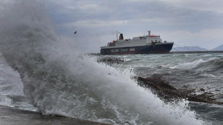 Σε ισχύ απαγορευτικό απόπλου από το λιμάνι του Πειραιά