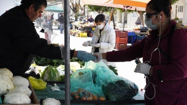  Μια δεύτερη λαϊκή αγορά θα δημιουργηθεί κοντά σε κάθε λαϊκή αγορά που λειτουργούσε έως σήμερα στην Αττική, δήλωσε ο υφυπουργός Ανάπτυξης και Επενδύσεων Νίκος Παπαθανάσης σε τηλεοπτική εκπομπή του ΑΝΤ1.  Όπως είπε ο κ. Παπαθανάσης, κάθε λαϊκή αγορά «σπάει» στα δύο και δημιουργείται μια δεύτερη σε δρόμο σχετικά κοντά σε εκείνον που παραδοσιακά πραγματοποιείται η λαϊκή αγορά σε κάθε συνοικία. Σκοπός είναι να αποτραπεί ο συγχρωτισμός πολιτών.  Έτσι, σύμφωνα με τον κ. Παπαθανάση, δεδομένων των μέτρων για αραίωσ