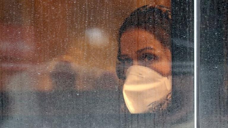 Κορονοϊός: Η εξάπλωση του δεν αποδυναμώνεται και τίθεται το ερώτημα της γενικευμένης χρήσης μάσκας