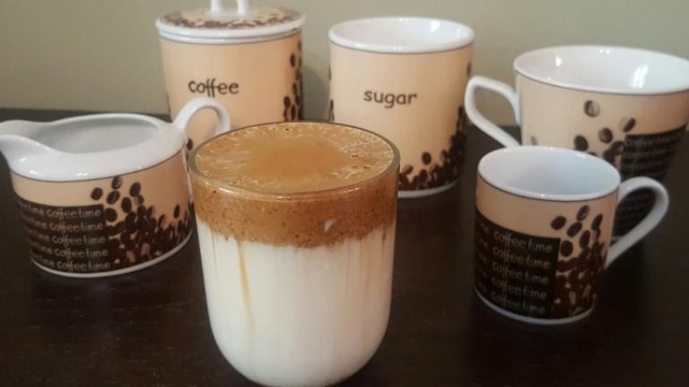 Dalgona: Ο νέος καφές που «ξεπήδησε» μέσα από την καραντίνα του κορονοϊού