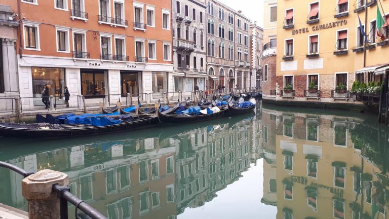Βενετία: Οι γόνδολες βγήκαν και πάλι στα...κανάλια και η αισιοδοξία στα χείλη των Ιταλών!