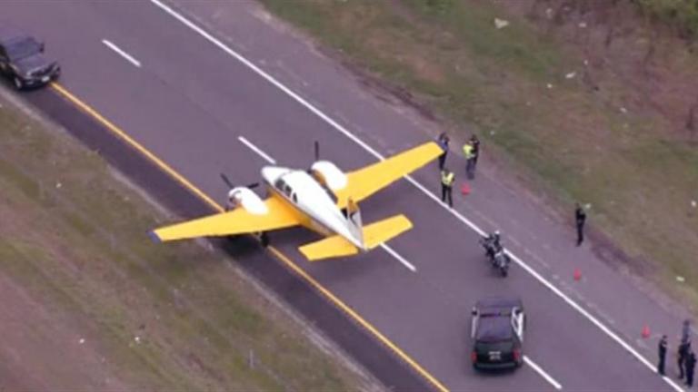 Αναγκαστική προσγείωση σε αυτοκινητόδρομο