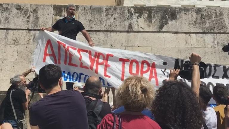 «Πάρτι» στο Twitter με τον ανορθόγραφο εκπαιδευτικό διαδηλωτή