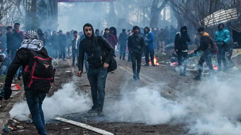 Τουρκία: Ο Τσαβούσογλου απειλεί πάλι να ανοίξει τα σύνορα στους μετανάστες (ΒΙΝΤΕΟ)