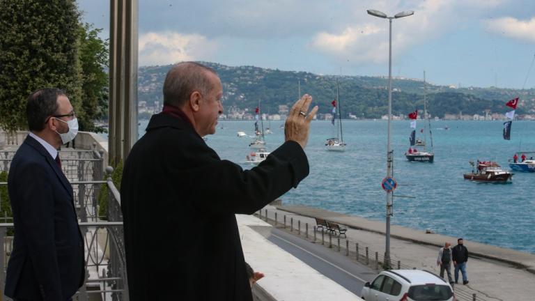 Με πομπή σημαιοστολισμένων πλοίων ξεκίνησε το προκλητικό σόου Ερντογάν για την Άλωση