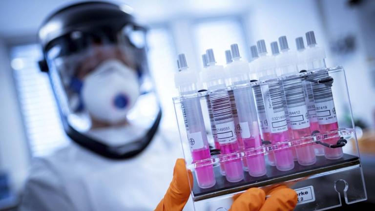 Τριπλό «κοκτέιλ» φαρμάκων επιτάχυνε την ανάρρωση ασθενών με κορονοϊό