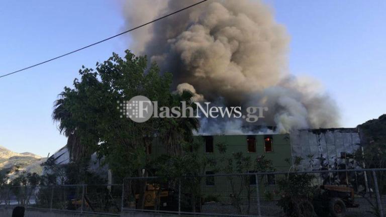 Μεγάλη φωτιά σε εργοστάσιο τυποποίησης ελαιολάδου στο Ηράκλειο