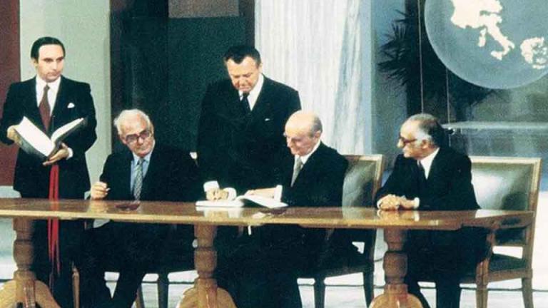 Σαν σήμερα 28 Μαΐου 1979 ο Κωνσταντίνος Καραμανλής υπογράφει τη συμφωνία ένταξης στην ΕΟΚ