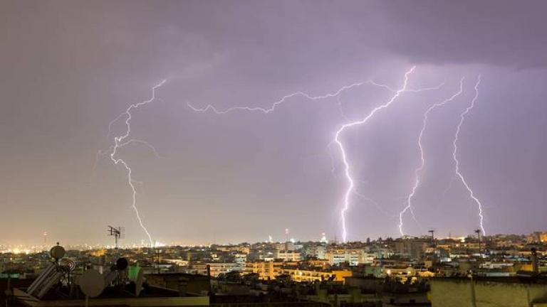 Ισχυρές βροχές και καταιγίδες αναμένονται από το μεσημέρι