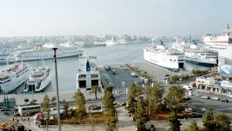 Πτώση οχήματος με δύο επιβαίνοντες στο λιμάνι του Πειραιά